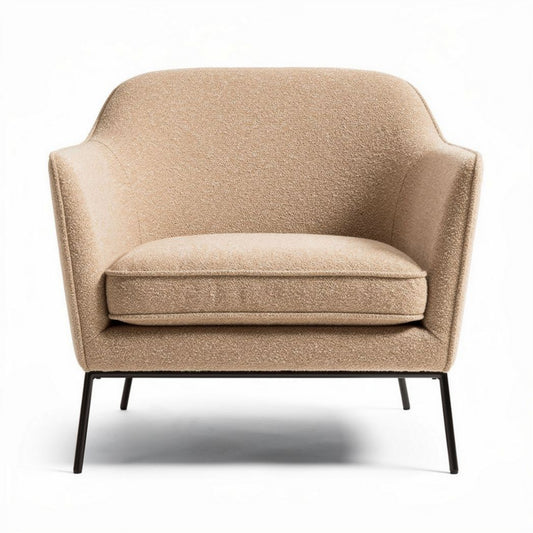 Zachte beige fauteuil met metalen poten en een afmeting van 80 x 80 x 80cm
